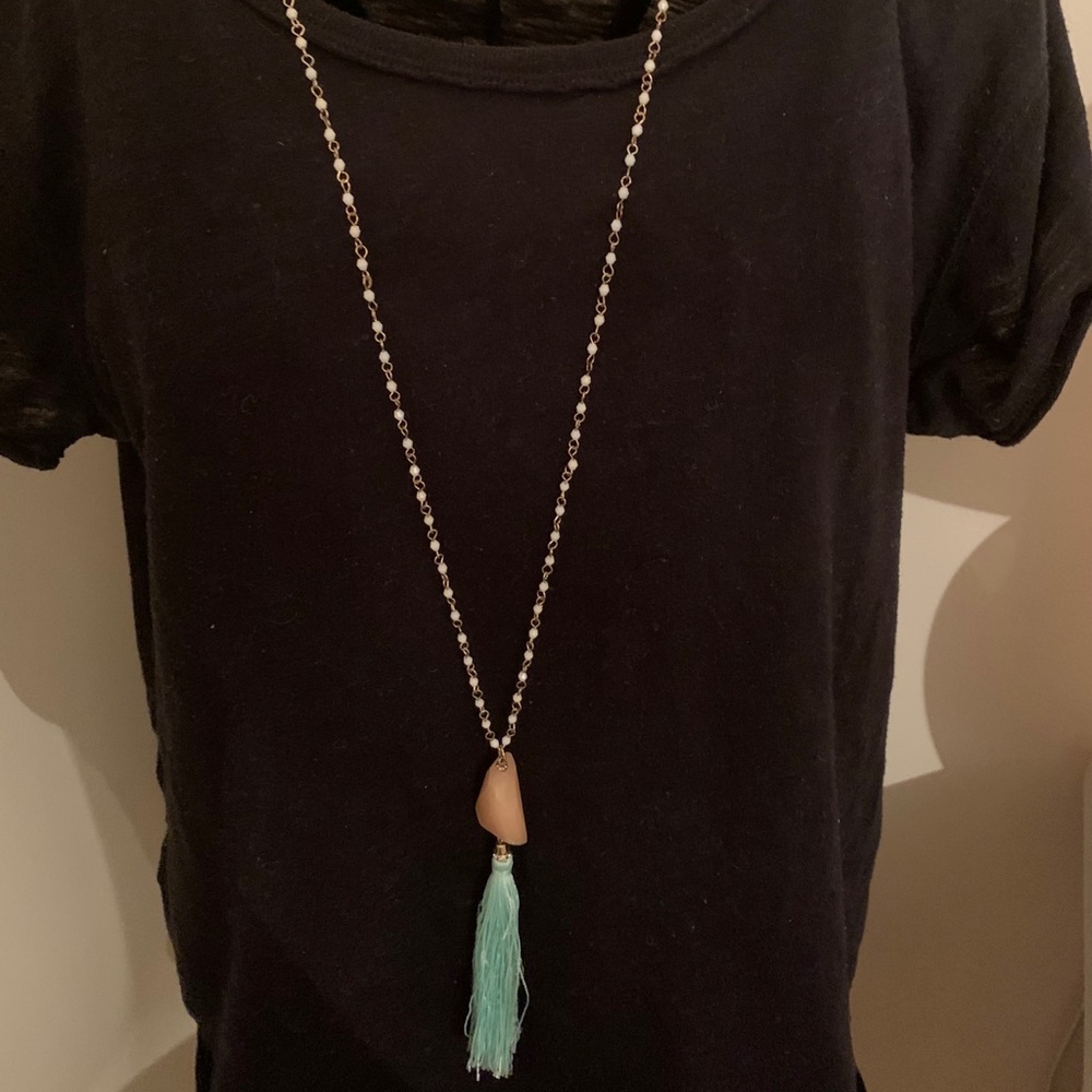 NWOT Francesca’s stone pendant tassel necklace